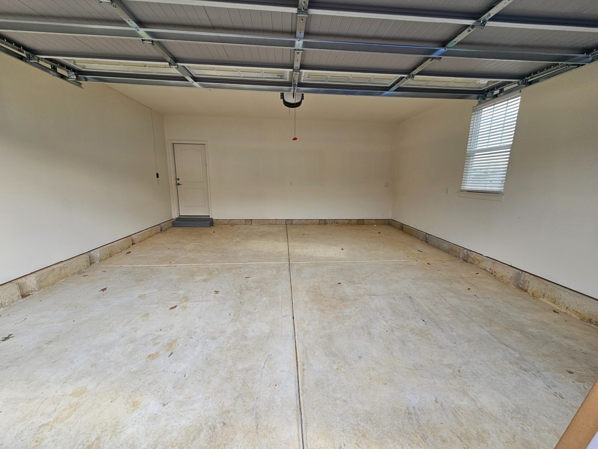 Garage in Middletown that is empty