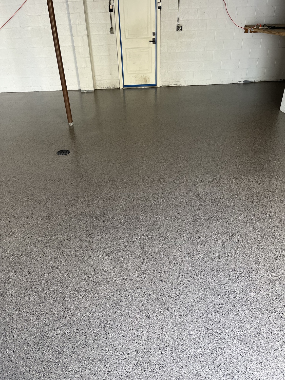 New Polyaspartic Garage Floor Coating in Sewickley in a beige flake done by Hello Garage