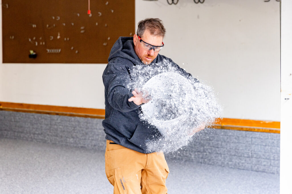 installer throwing flake