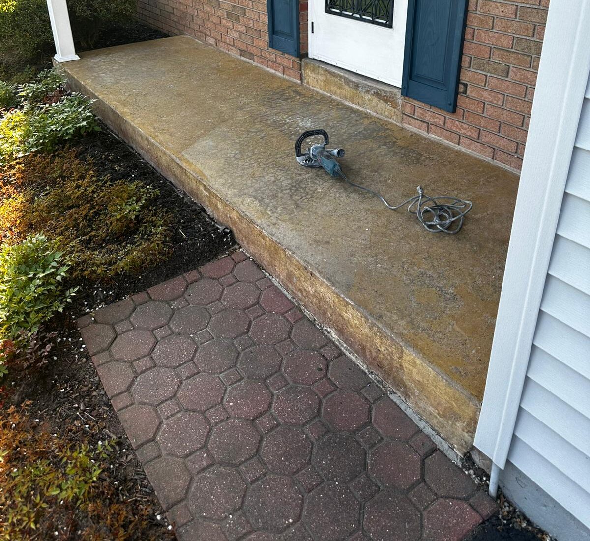 Dingy front porch concrete
