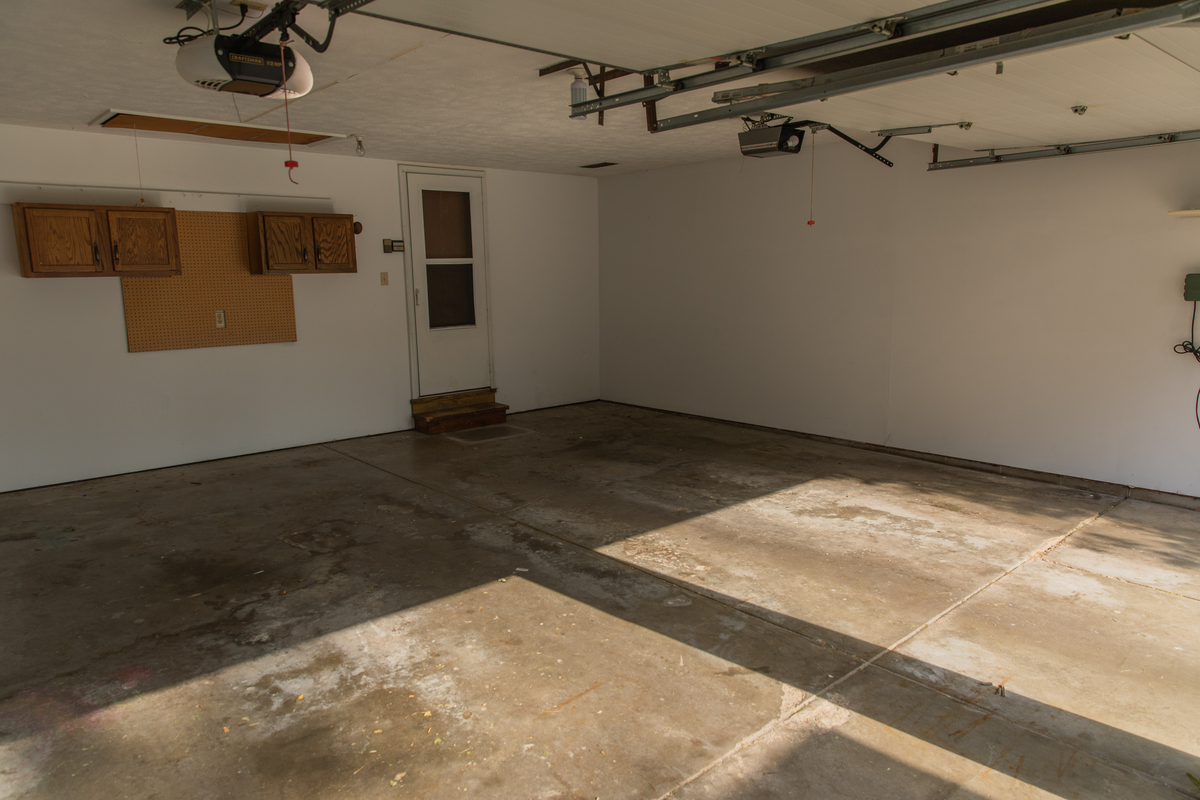 Garage floor without coating