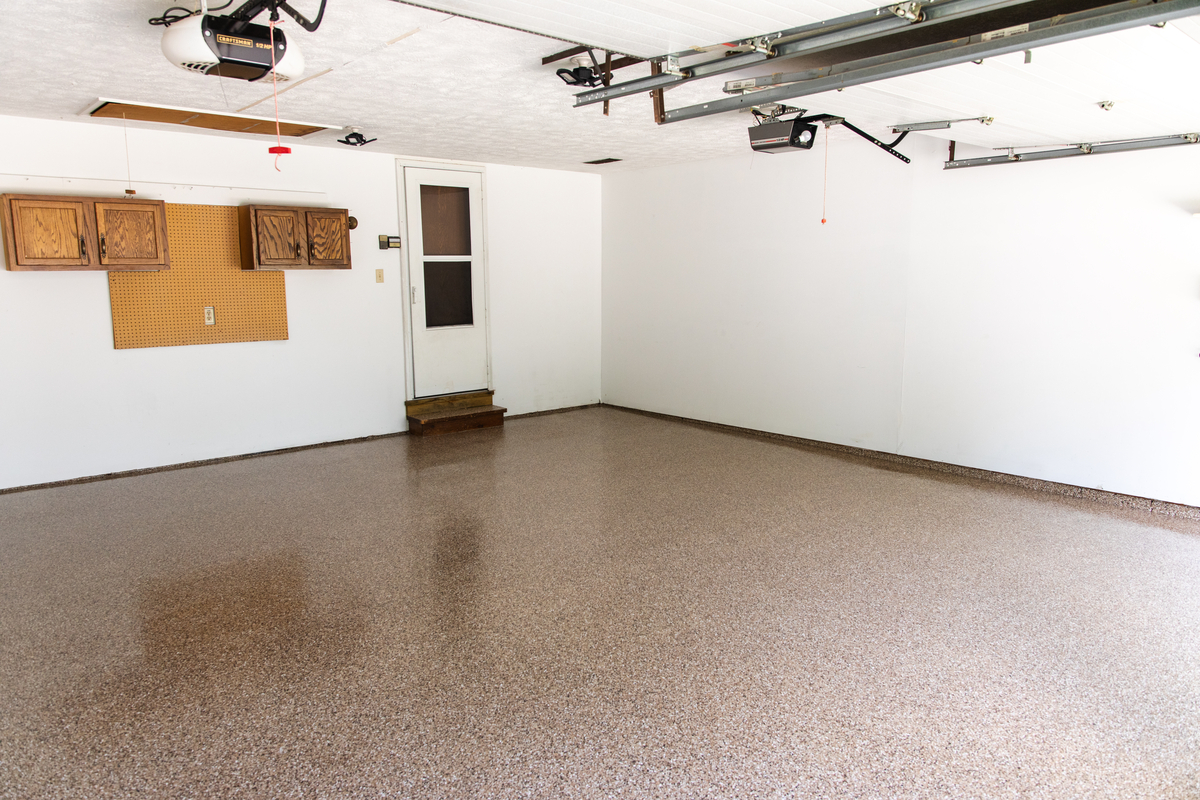 Garage floor with polyaspartic coating