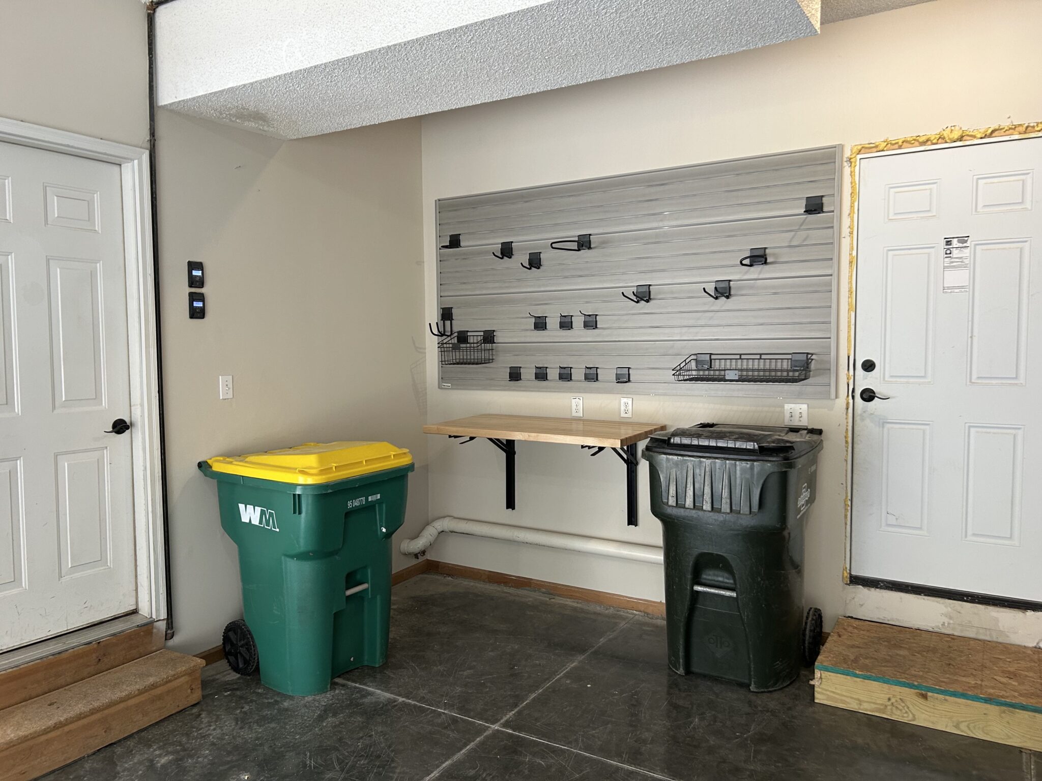 1_KC_FoldingWorkbench_1030_A Folding workbench in garage