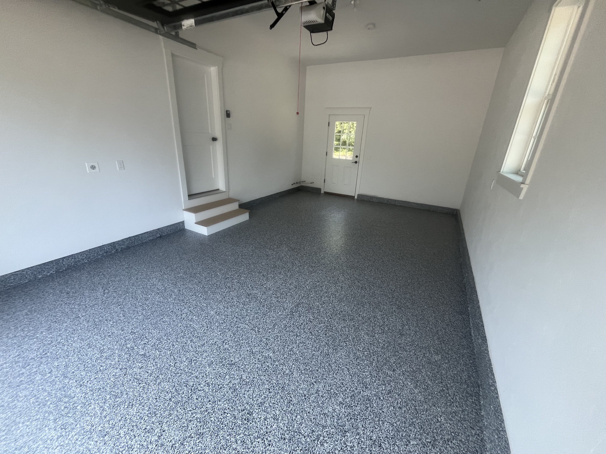 1_SNE_Garage_0723_MidnightGray_Cranston_A