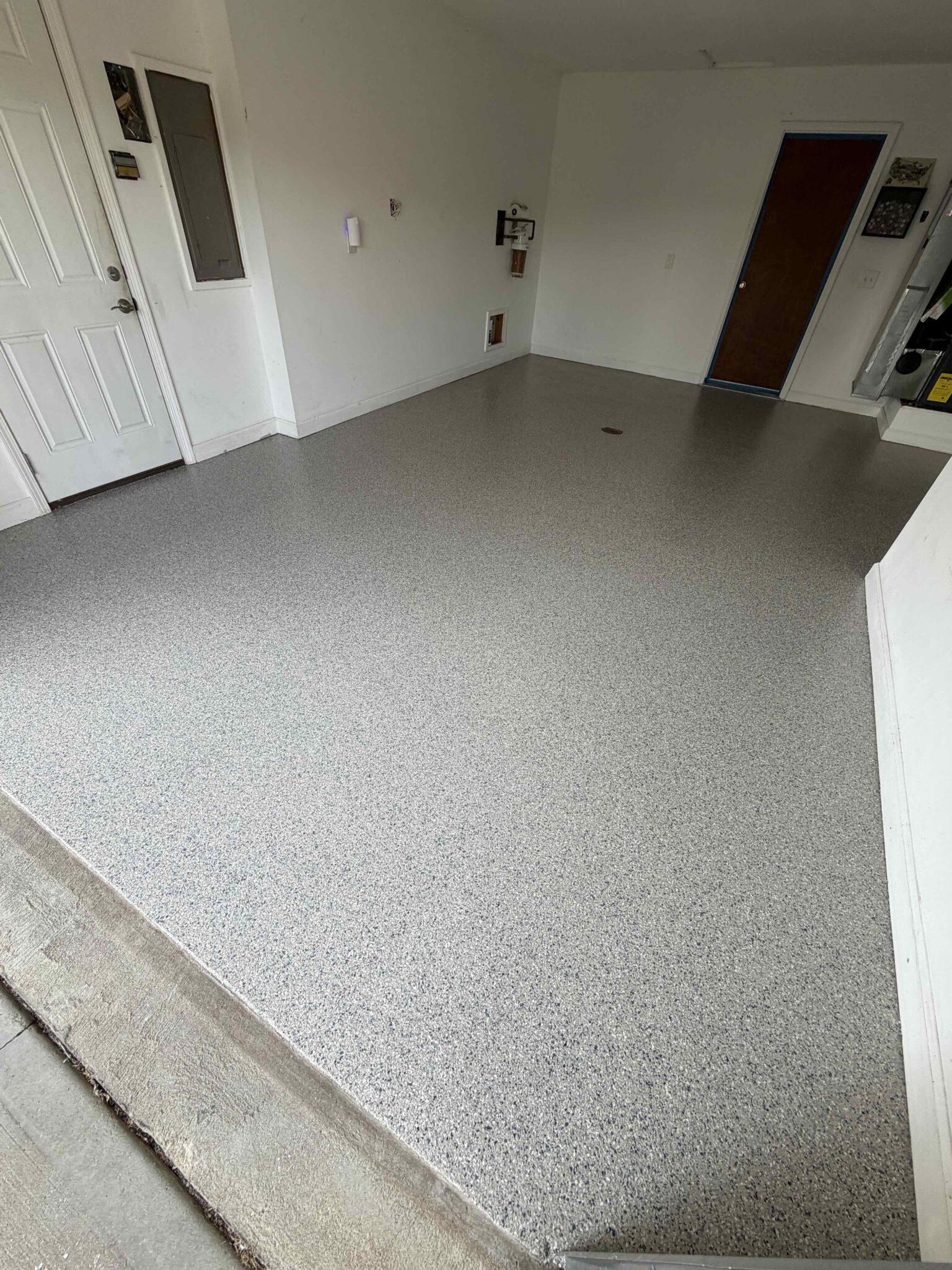 1_KC_Garage_0902_BlueTaupe_Leavenworth_A blue taupe garage floor coating