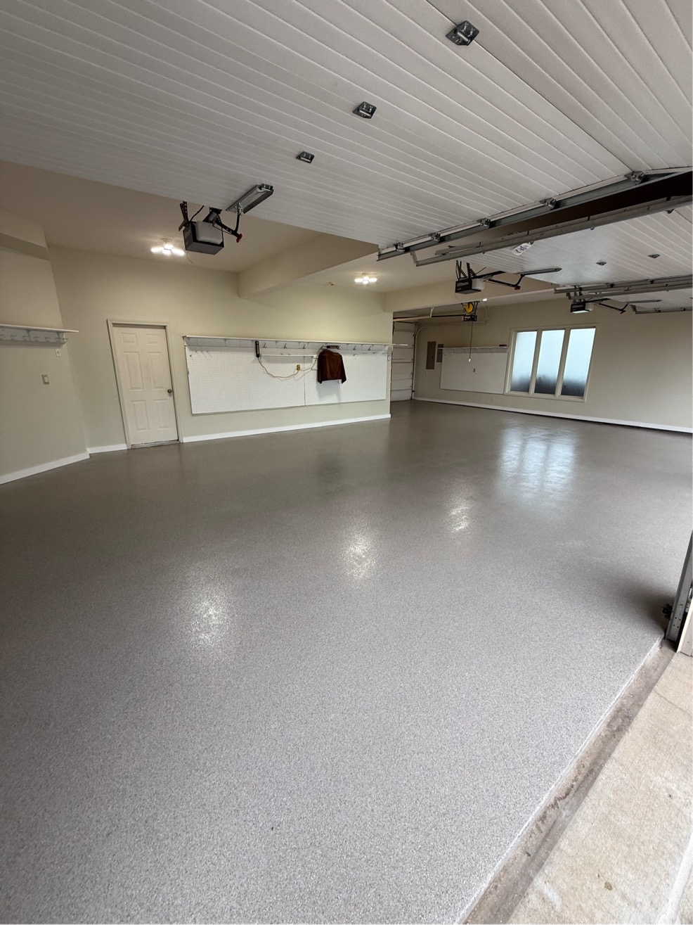 1_KC_Garage_1016_Almond_Smithville_A Almond garage floor