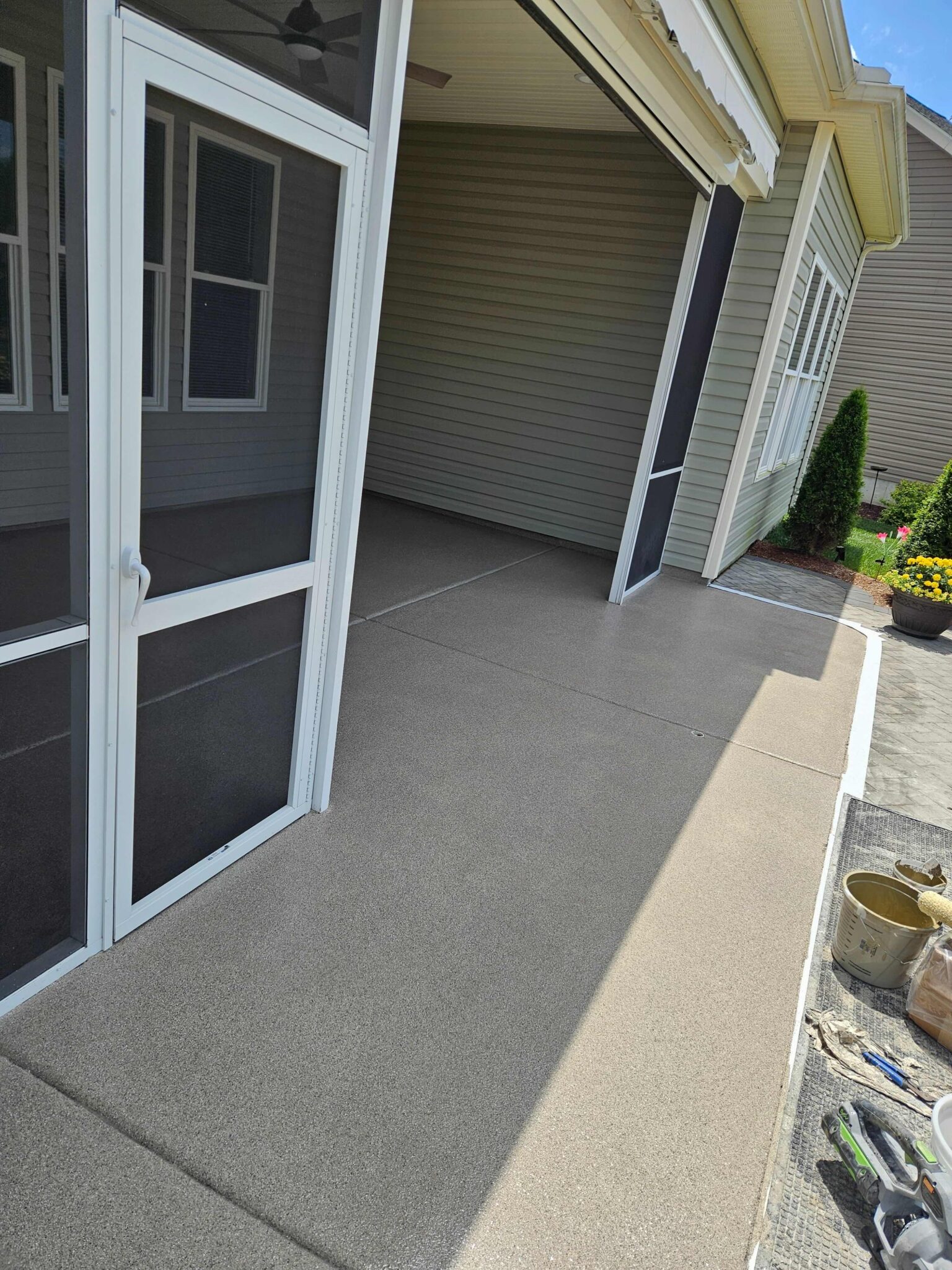 2_Delmarva_Patio_0714_Almond_Dover_A Almond colored back patio
